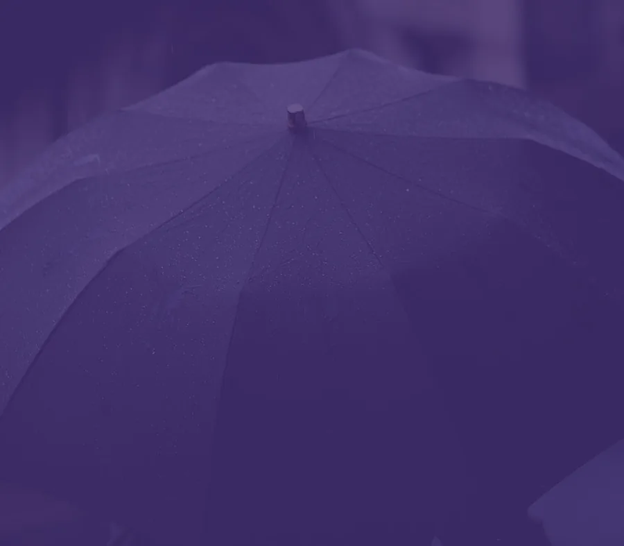 Parasol chroniący przed deszczem — symbol ochrony ubezpieczeniowej
